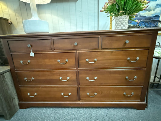 Villageois Dresser
