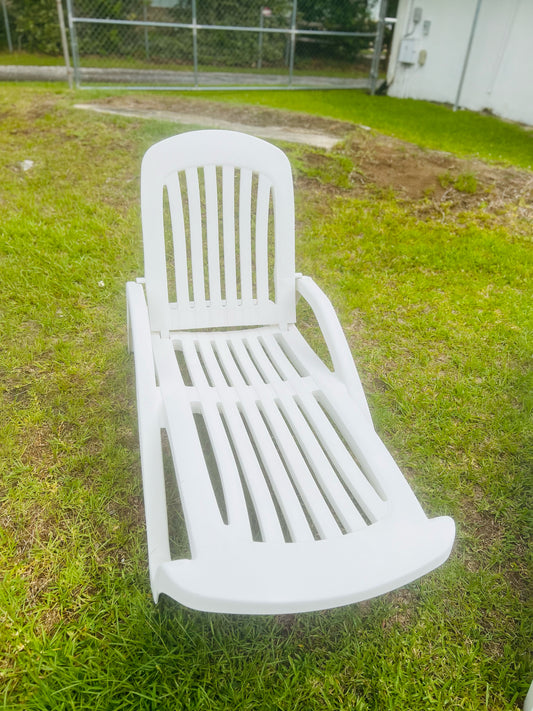 Telescope White Outdoor Lounge Chair